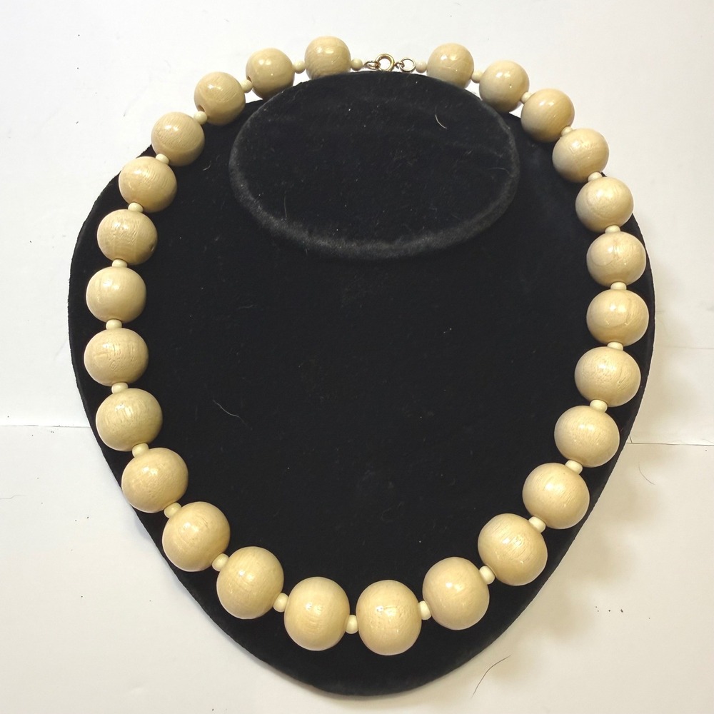 Vintage Chunky Cream Round Bead Necklace Gold Tone Spring Ring Clasp 18 Inch
